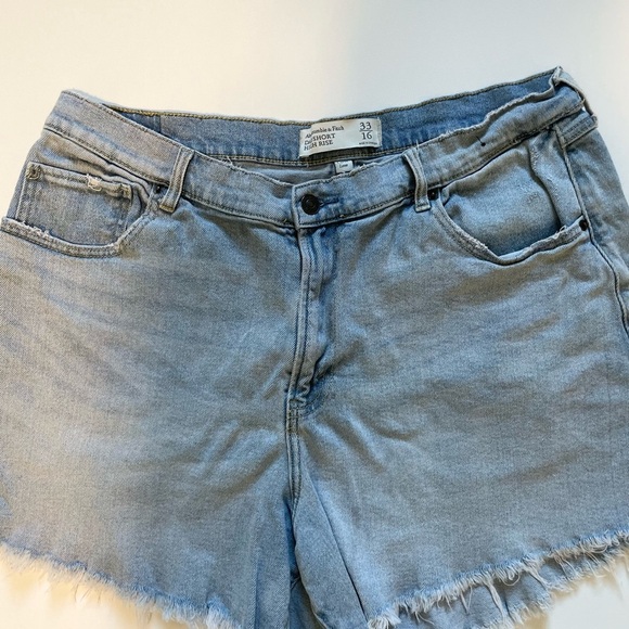 Abercrombie & Fitch Dad Short High Rise Curve Love Light Wash Blue Jean Shorts - Picture 5 of 7